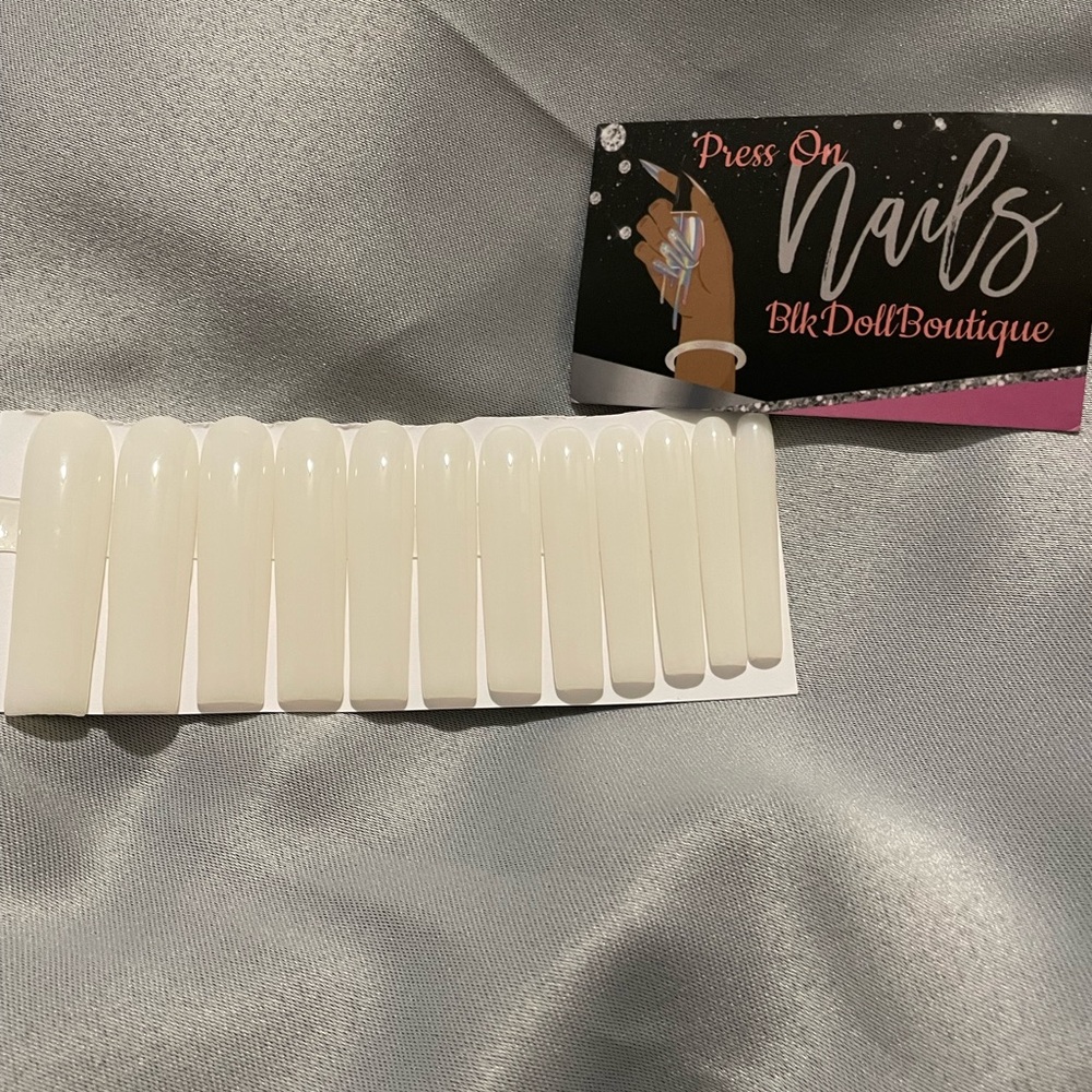Pearly White Press On Nails